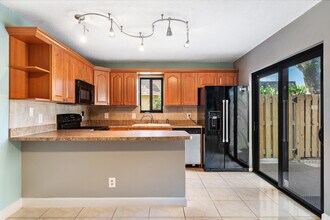 301 Waterview Dr in Lake Worth Beach, FL - Building Photo - Building Photo