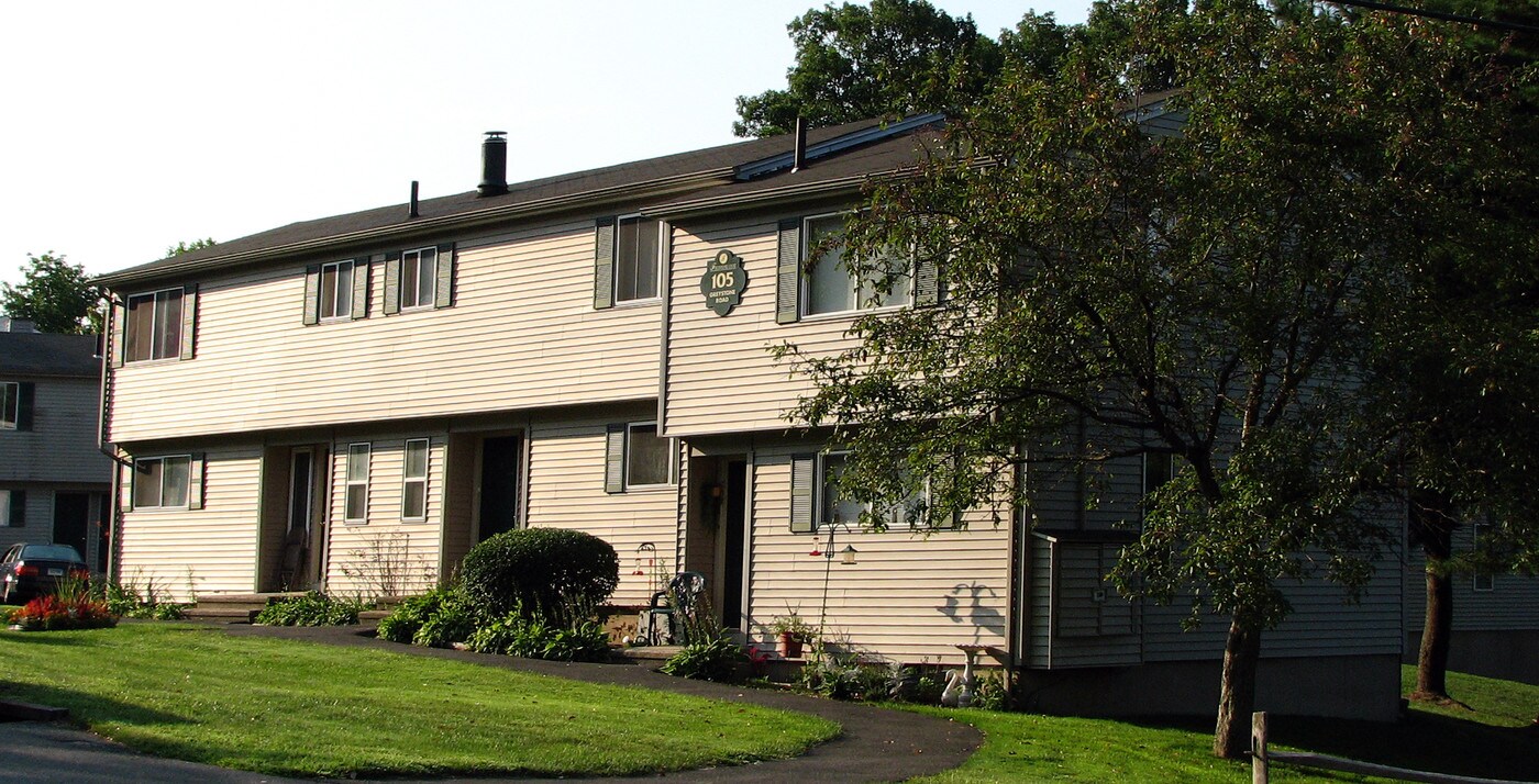 105 Greystone Rd in Waterbury, CT - Foto de edificio
