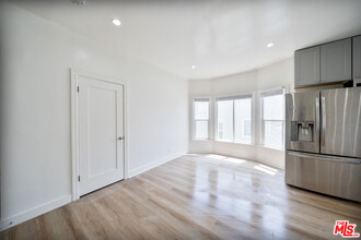 132 S Kenmore Ave in Los Angeles, CA - Building Photo - Building Photo