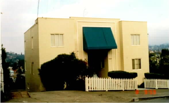 1027 Warfield Ave in Oakland, CA - Foto de edificio - Building Photo