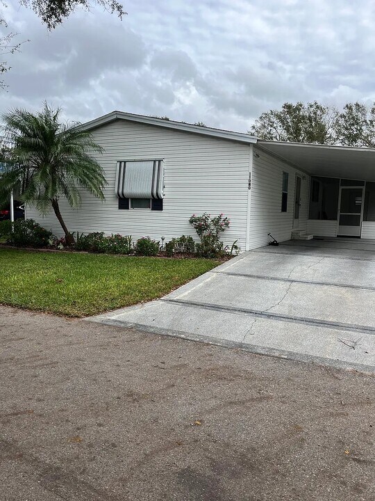 11040 Mesquite Dr in Dade City, FL - Building Photo