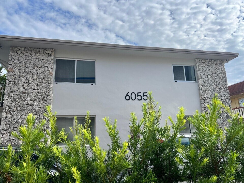 6055 NW 37th St in Virginia Gardens, FL - Foto de edificio