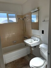 44116 Division St in Lancaster, CA - Foto de edificio - Building Photo