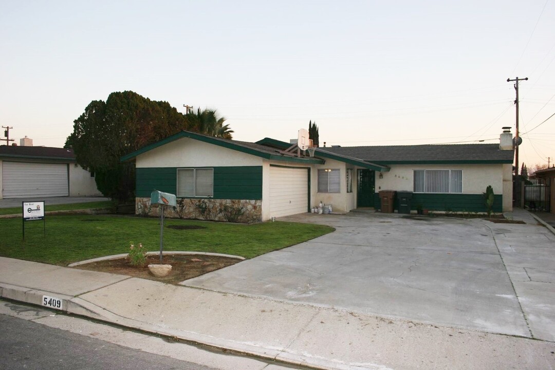 5409 Le Conte Ave in Bakersfield, CA - Building Photo