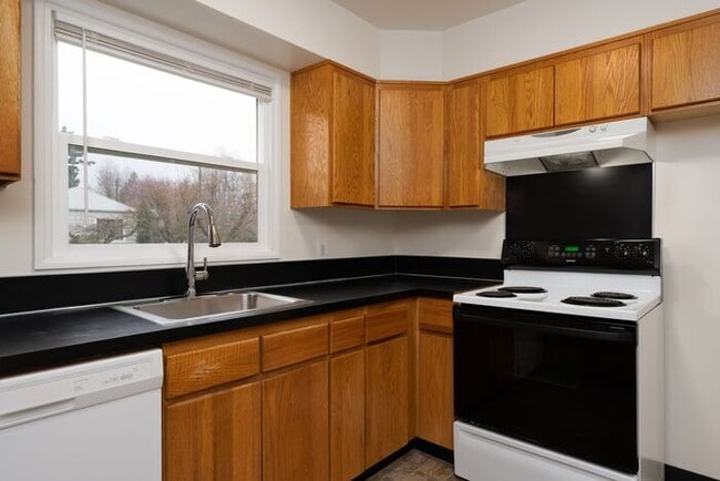 6136 NE Multnomah St in Portland, OR - Building Photo - Building Photo