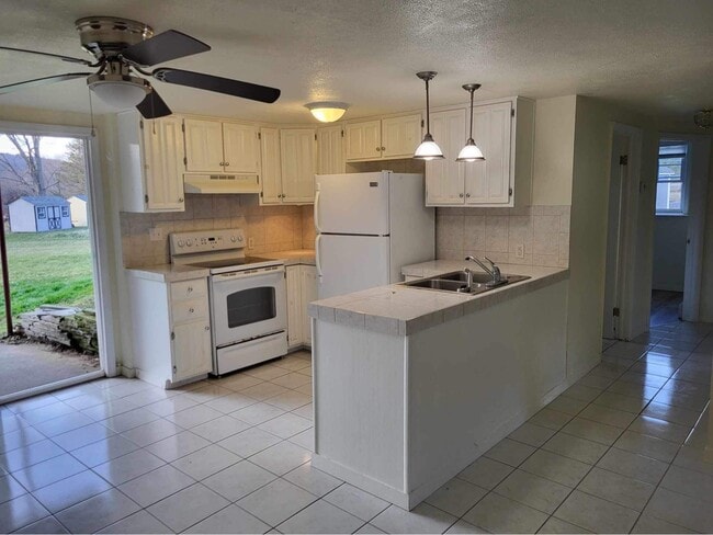 4 Dr Knapp Rd S, Unit 4 in Newark Valley, NY - Building Photo - Building Photo