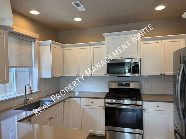 2569 NW Spruce Pl in Redmond, OR - Foto de edificio - Building Photo