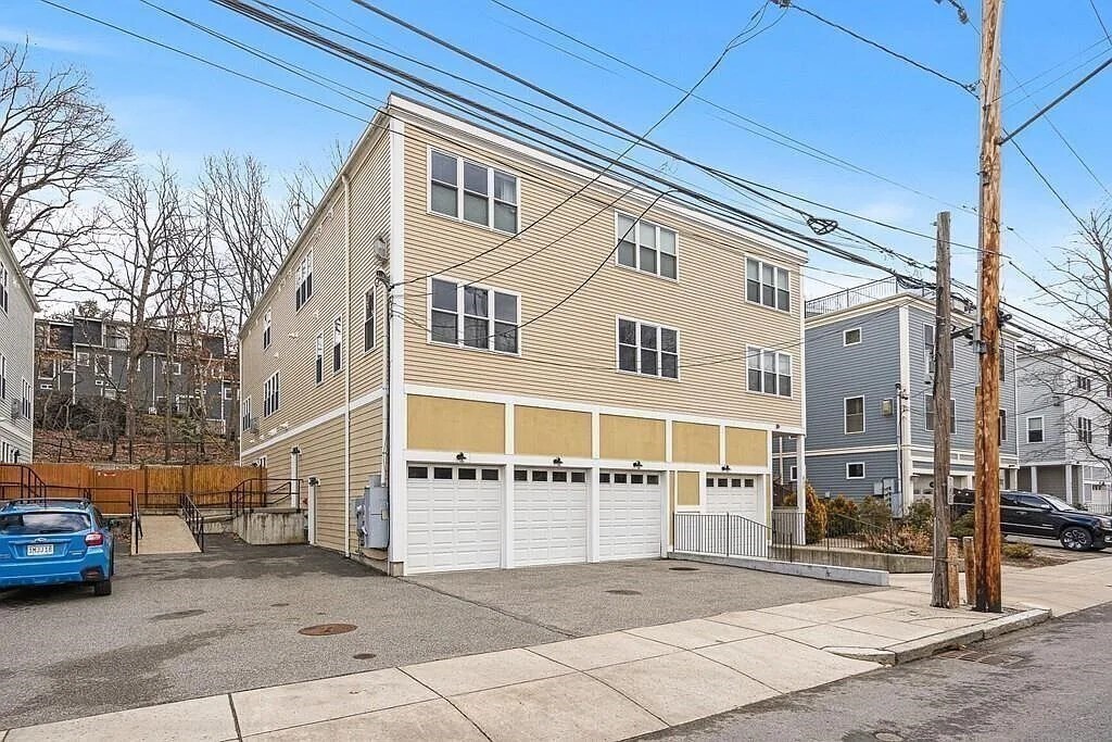 855 Lagrange St in Boston, MA - Building Photo