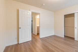 Colonial Village in Newberg, OR - Building Photo