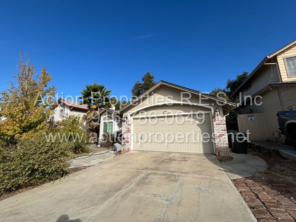 8324 Lonely Hill Way in Antelope, CA - Building Photo