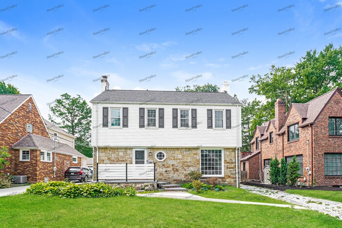 26747 Russell Rd in Bay Village, OH - Foto de edificio