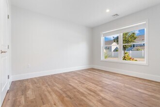 5 Paul Francis Way in Plymouth, MA - Foto de edificio - Building Photo