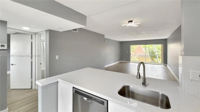3571 Inverrary Dr in Lauderhill, FL - Building Photo - Building Photo