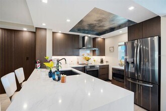 9397 Midnight Pass Rd in Sarasota, FL - Building Photo - Building Photo