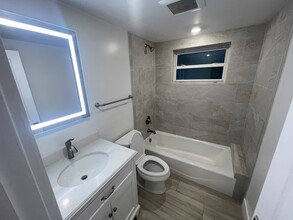 127 Monroe Dr, Unit 1 in Tavernier, FL - Foto de edificio - Building Photo