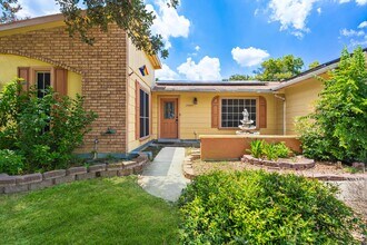 12803 El Sendero St in San Antonio, TX - Foto de edificio - Building Photo