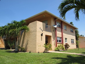 206 22nd Ave N in Indian Rocks Beach, FL - Foto de edificio - Building Photo