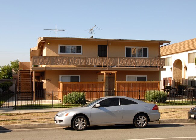 19136 Sherman Way in Reseda, CA - Building Photo - Building Photo