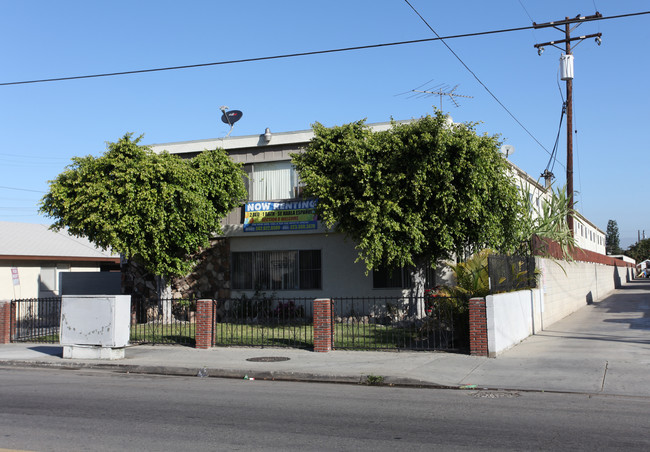 5027 Clara St in Bell, CA - Foto de edificio - Building Photo