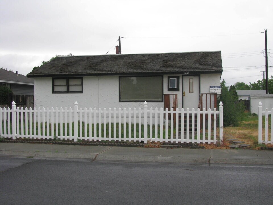 1008 W Kristine St in Moses Lake, WA - Building Photo
