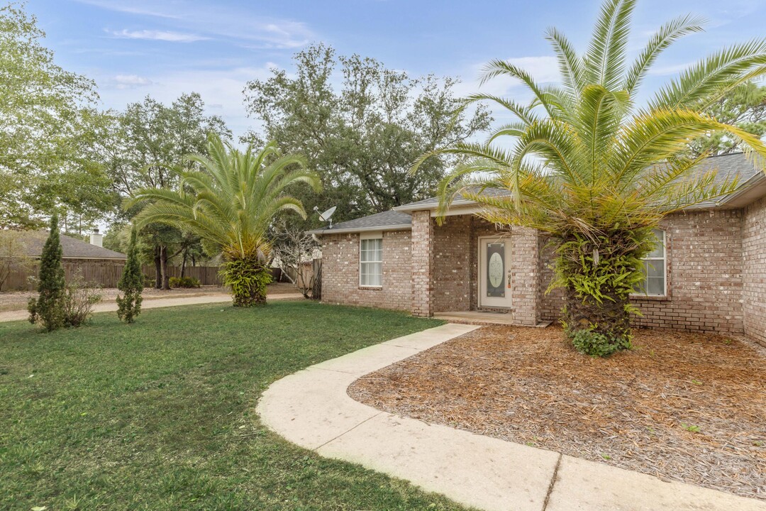 7810 Lola Cir in Navarre, FL - Foto de edificio