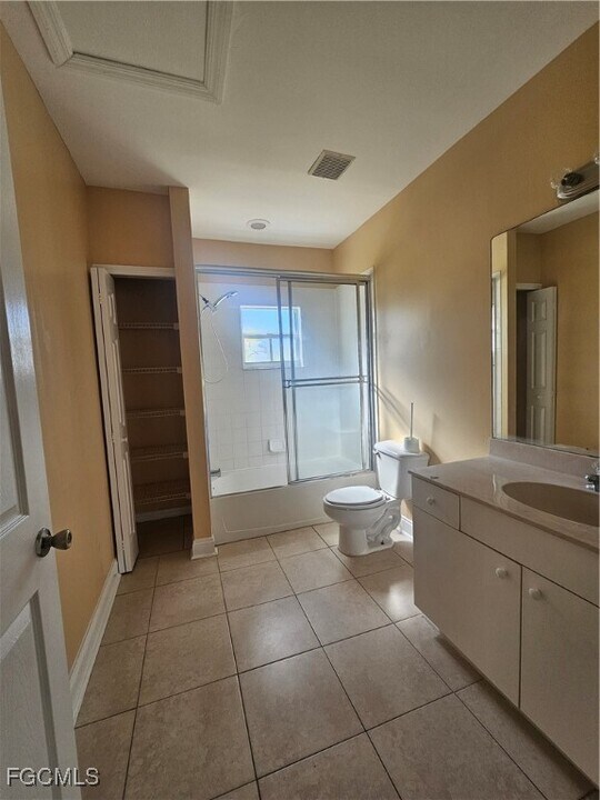 1105 Florence St E in Lehigh Acres, FL - Foto de edificio