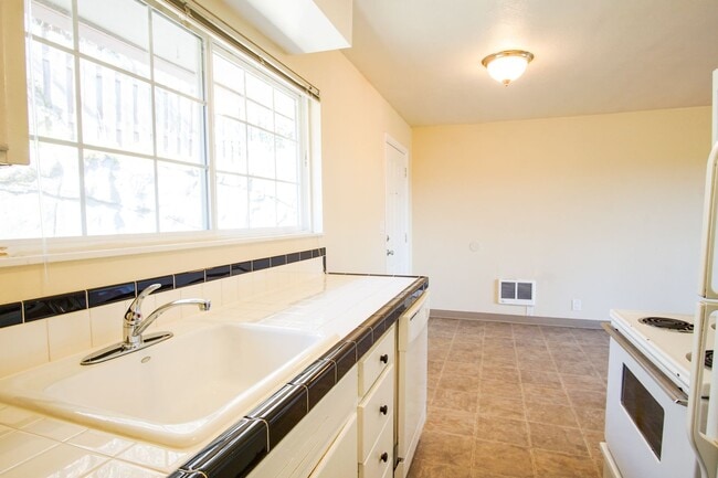 5025 S Corbett Ave in Portland, OR - Building Photo - Building Photo