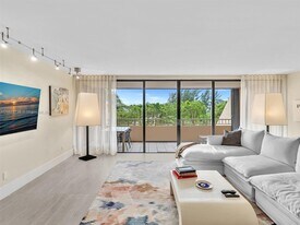 11113 Biscayne Blvd in Miami, FL - Building Photo
