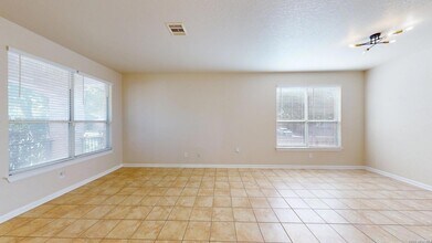 101 Springtree Cliff in Cibolo, TX - Foto de edificio - Building Photo