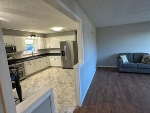 103 Spring St in Pleasant Hill, MO - Foto de edificio - Building Photo