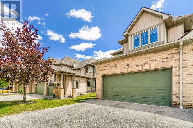 5658 Glen Erin Dr in Mississauga, ON - Building Photo - Building Photo