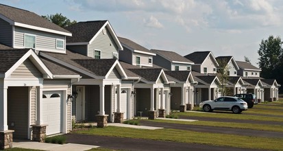 Deerfield Place in Utica, NY - Foto de edificio - Building Photo