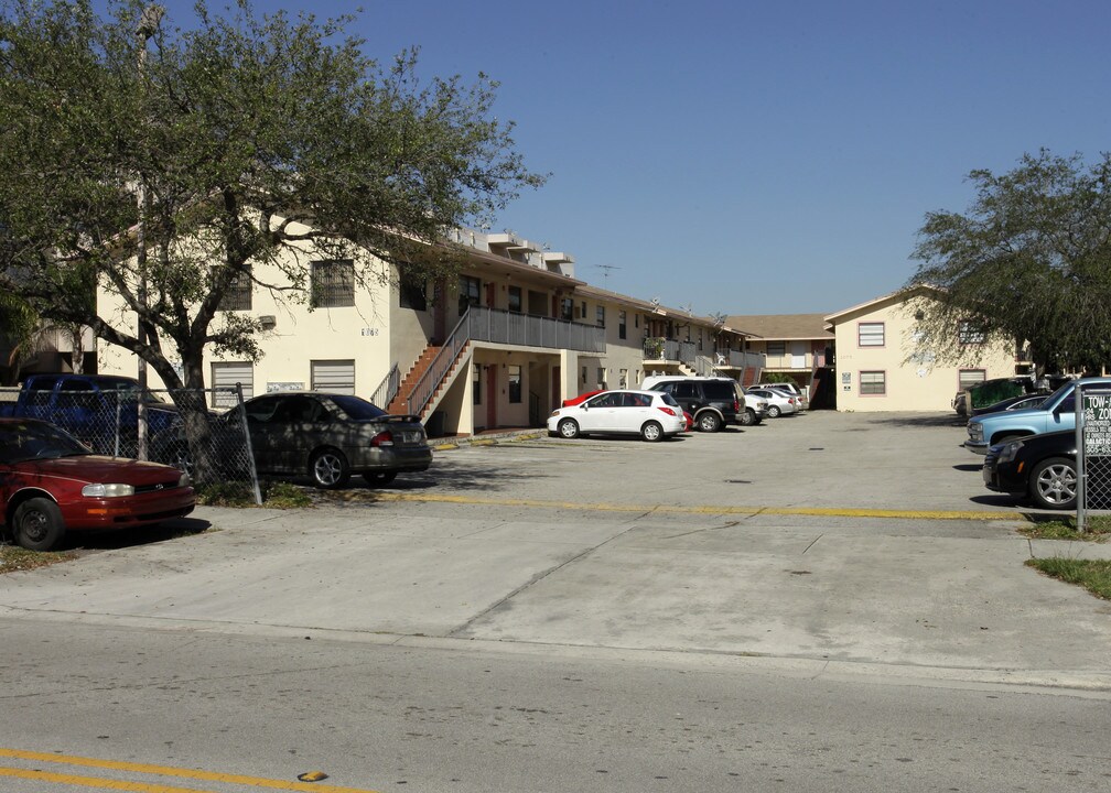 1075 W 77th St in Hialeah, FL - Foto de edificio