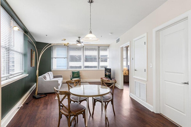 925 Common St in New Orleans, LA - Building Photo - Building Photo