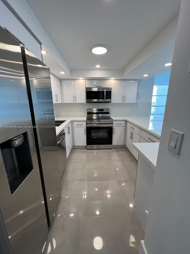 701 Three Islands Boulevard in Hallandale Beach, FL - Building Photo - Building Photo