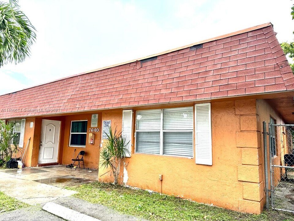 7640 SW 10th St-Unit -b in North Lauderdale, FL - Building Photo