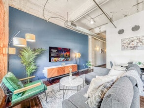 555 Evergreen St in Dallas, TX - Building Photo - Building Photo