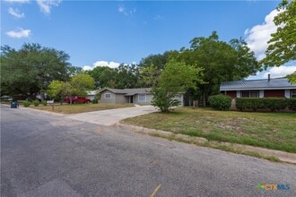 125 Palmo Dr in Luling, TX - Building Photo - Building Photo