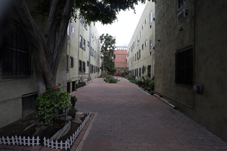2915 Sunset Pl in Los Angeles, CA - Foto de edificio - Building Photo