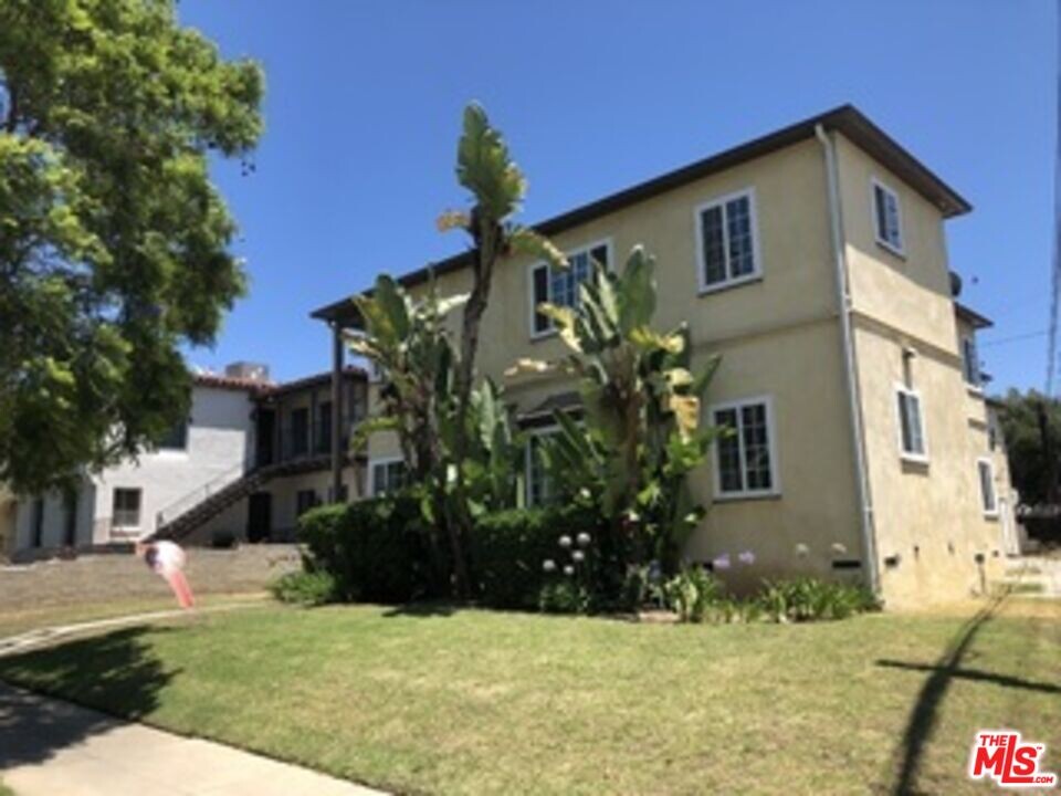 1376 Cloverdale Ave in Los Angeles, CA - Building Photo