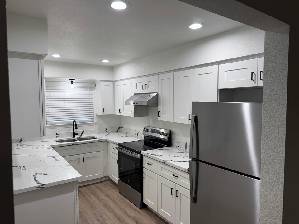 2122 N Glenn Ave in Fresno, CA - Building Photo