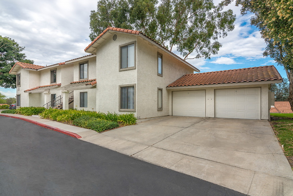 Bernardo Crest in San Diego, CA - Building Photo