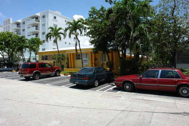 1055 92nd St in Miami Beach, FL - Building Photo - Building Photo