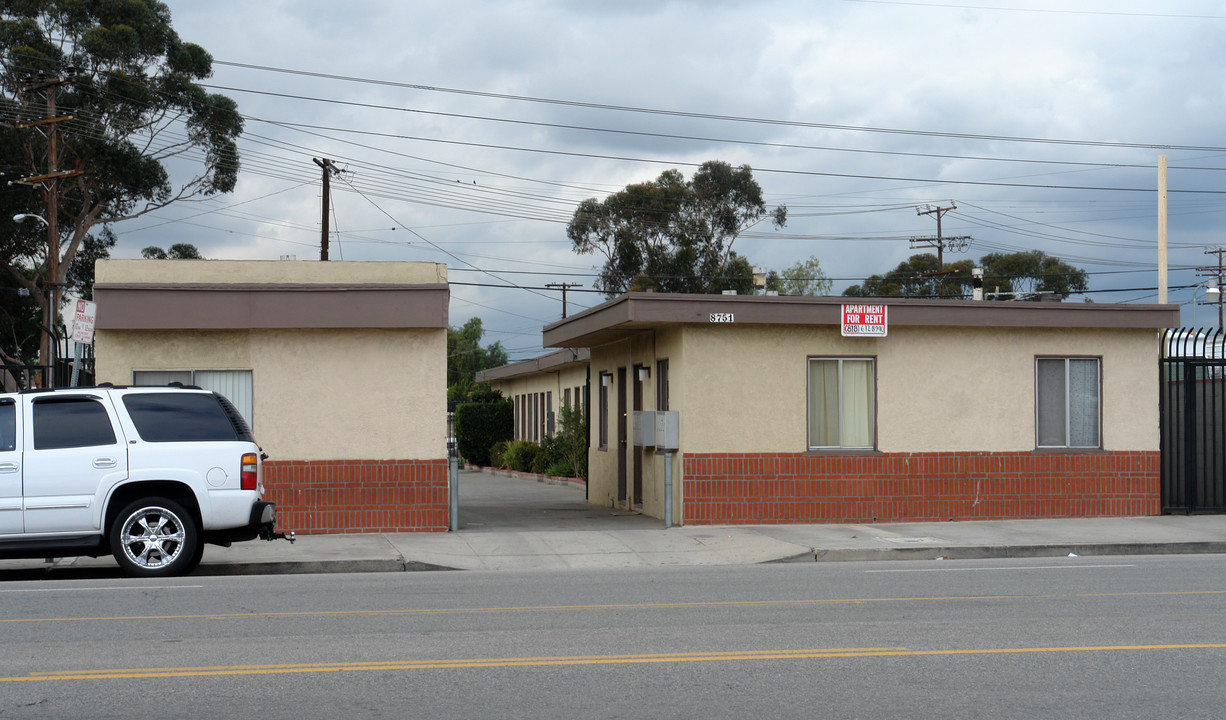 8751 Lankershim Blvd in Sun Valley, CA - Building Photo