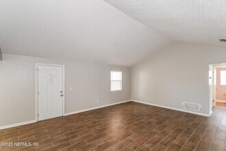 8343 Spring Lake Rd N in Jacksonville, FL - Foto de edificio - Building Photo