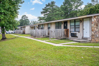 Oakwood Village in Augusta, GA - Building Photo - Building Photo