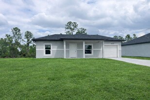 1021 Gladys St in Lehigh Acres, FL - Building Photo