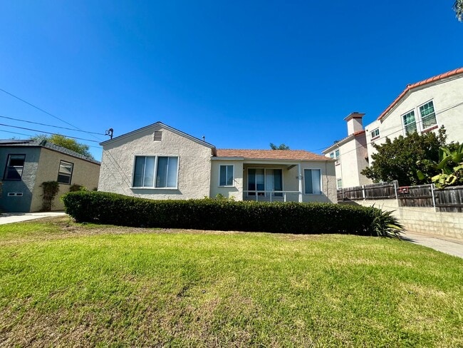 1942 Diamond St in San Diego, CA - Building Photo - Building Photo