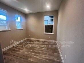 1236 Del Rancho Way in Petaluma, CA - Building Photo - Building Photo