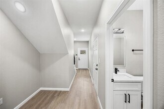 10214 Hollyglen Dr in Houston, TX - Foto de edificio - Building Photo